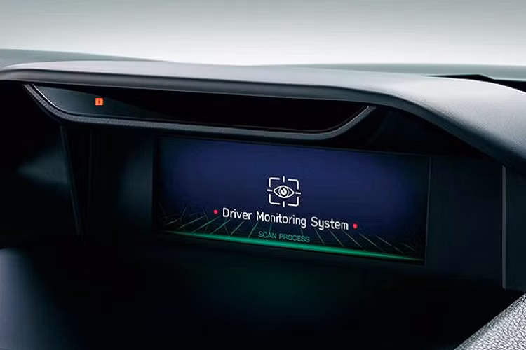 Phiên bản iL cao cấp hơn ghế trước có tính năng sưởi, camera 360 độ, đèn pha tự động và gói an toàn Subaru Eyesight. Bản 2.5i AWD Premium sử dụng mâm 18 inch. Phiên bản Sport được trang trí ngoại thất nhiều chi tiết màu cam và có cửa sổ trời. Ở phiên bản cao cấp nhất (iS và Hybrid S) nội thất được bọc Da, trang bị hệ thống âm thanh 8 loa của Harman Kardon.