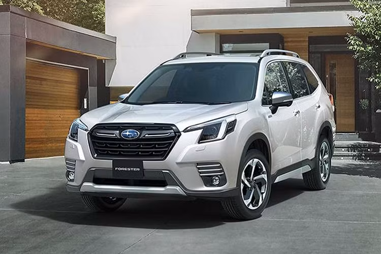 Phiên bản nâng cấp facelift mới của Subaru Forester thế hệ thứ 5 tập trung vào phần thiết kế ngoại thất. Đáng chú ý nhất là cụm đèn pha LED thiết kế mới lớn hơn, lưới tản nhiệt lục giác được thiết kế mới to bản hơn. Bên cạnh cản trước và cụm đèn sương mù được thiết kế mới. Cụm đèn hậu phía sau được tinh chỉnh lại. Tùy thuộc vào phiên bản như 2.5i Sport, Hybrid L, 2.5iS, và Hybrid S mà xe sẽ có những trang trí khác nhau.