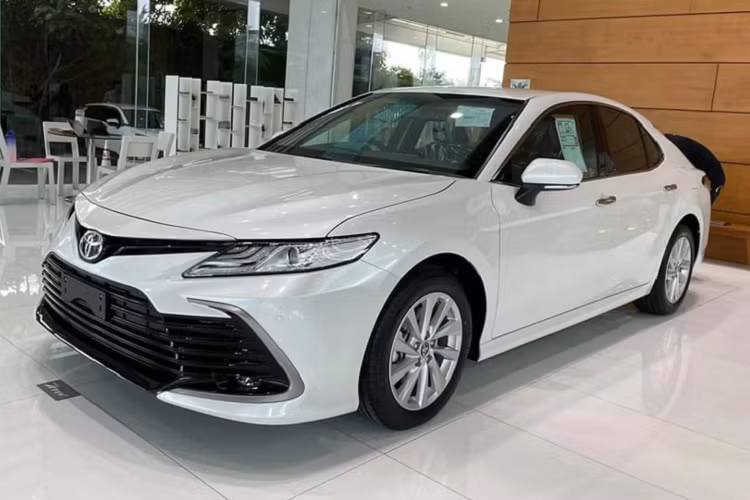 Tại Thái Lan, Toyota Camry 2022 mới có giá bán khởi điểm từ 1 – 1,2 tỷ đồng. Trong đó, phiên bản 2.5 Sport 8AT tiêu chuẩn trong bài viết có giá bán 1.475.000 baht (khoảng 1 tỷ đồng). Loại bỏ động cơ xăng 2.0L. Tại Thái Lan, Camry 2022 phiên bản 2.5 Sport 8AT tiêu chuẩn sử dụng động cơ 2.5L Dynamic Force như bản trước đó (*Camry 2.5Q ở Việt Nam nhập Thái không dùng động cơ này).