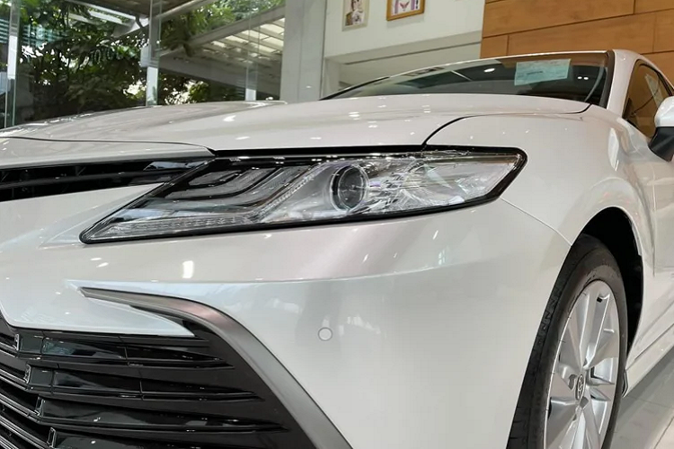 Nội thất ở các phiên bản cao cấp của Camry 2022 sử dụng đồng hồ hỗ trợ lái kiểu analog, kết hợp với màn hình hiển thị thông tin MID nâng cấp từ 4,2 inch lên 7 inch. Màn hình giải trí trung tâm nâng cấp từ 7 inch lên 8 inch.