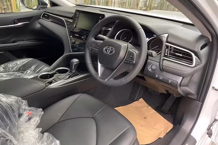 Hệ thống cảnh báo người và phương tiện cắt ngang (Rear Cross Traffic Alert) khi lùi, hệ thống cảnh báo điểm mù (BSM) và cruise control (thường).