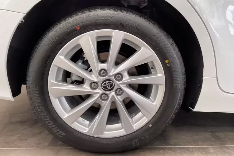 Màn hình có hỗ trợ Apple CarPlay/Android Auto và hệ thống T-Connect Telematics, 8 loa giải trí. Ghế ngồi bọc da, ghế lái chỉnh điện 8 hướng và ghế phụ chỉnh điện 4 hướng, rèm che nắng phía sau. Điều hoà tự động 2 vùng độc lập, sạc điện thoại không dây. Trang bị đèn chờ dẫn đường (Follow-Me-Home). Gạt mưa tự động.