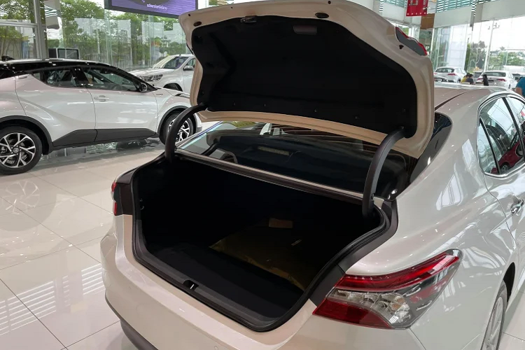 Khả năng cao, Toyota Camry 2022 tại Việt Nam sẽ được trang bị động cơ 2.5L Dynamic Force (A25A-FKB) mới, sử dụng kết hợp với hộp số tự động 8 cấp để thay cho động cơ 2AR-FE hiện tại đang sử dụng hộp số tự động 6 cấp cũ. Trong khi các phiên bản hybrid máy 2.5L sẽ khó có thể về Việt Nam