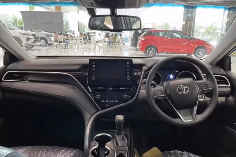 Về trang bị an toàn và hỗ trợ lái, phiên bản tiêu chuẩn này không có gói trang bị an toàn Toyota Safety Sense (TSS) như 3 phiên bản cao cấp hơn. Tuy nhiên, trang bị vẫn đủ dùng với loạt phanh ABS/BA/EBD, cảm biến áp suất lốp, cân bằng điện tử, kiểm soát lực kéo, hỗ trợ khởi hành ngang dốc, cảm biến hỗ trợ đỗ xe (trước/sau).