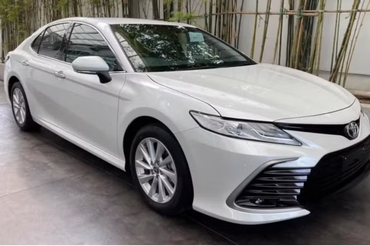 Đáng chú ý là ở phần đầu xe, mặt ca lăng có thêm 2 viền mạ crôm mang phong cách sang trọng và tinh tế hơn. Trong khi tổng thể chiếc sedan hạng D của Toyota không thay đổi. Xe sử dụng đèn pha full-LED và đèn hậu LED. Xe đi kèm với “dàn chân” lắp bộ mâm 17 inch sơn màu bạc trang nhã (lốp 215/55 R17).