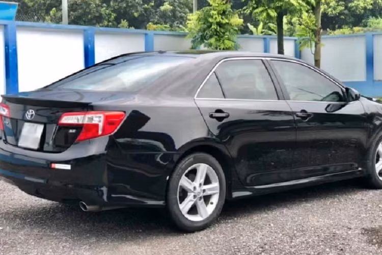 Xe đi kèm với nhiều “đồ chơi” như ghế lái chỉnh điện, điều hoà tự động, cửa sổ trời. Đây là những trang bị khá “xịn” nếu so với xe phân phối chính hãng cùng đời.