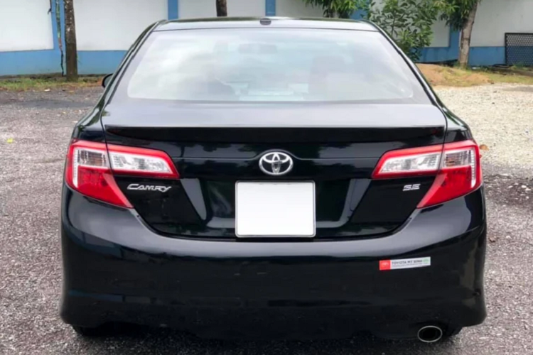 Nhìn chung, số đông chắc chắn sẽ lắc đầu khi nhìn vào giá bán của chiếc Camry SE đời 2012 này và đi tìm những mẫu xe khác đời cao và giá hợp lý hơn.