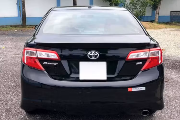 Nhìn chung, số đông chắc chắn sẽ lắc đầu khi nhìn vào giá bán của chiếc Camry SE đời 2012 này và đi tìm những mẫu xe khác đời cao và giá hợp lý hơn.