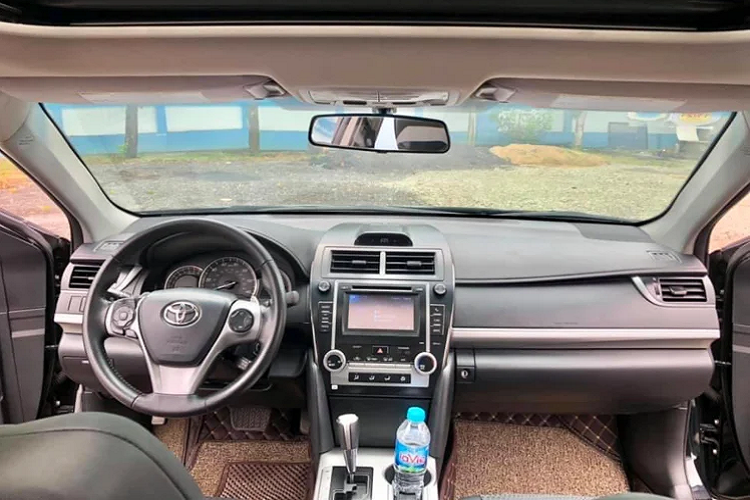 Tổng thể chiếc sedan hạng D đi kèm với “dàn chân” lắp bộ mâm 17 inch, hệ thống treo của phiên bản này được điều chỉnh thiên hướng thể thao cứng vững hơn với lò xo cứng hơn và giảm xóc chắc chắn hơn, điều này “hy sinh” đi một chút sự thoải mái so với các phiên bản như LE. Ngoài ra, vô lăng trợ lực điện (EPS) của phiên bản SE có tỷ lệ trợ lực mới nhằm mang lại cảm giác thể thao hơn so với phiên bản LE và XLE.