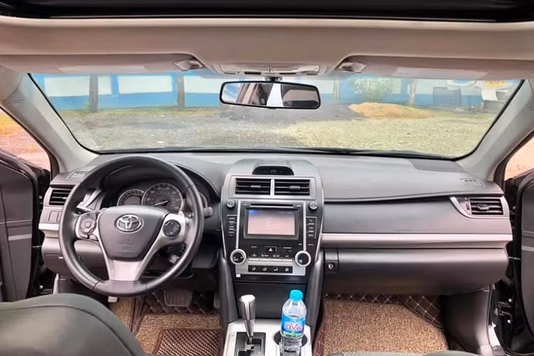 Tổng thể chiếc sedan hạng D đi kèm với “dàn chân” lắp bộ mâm 17 inch, hệ thống treo của phiên bản này được điều chỉnh thiên hướng thể thao cứng vững hơn với lò xo cứng hơn và giảm xóc chắc chắn hơn, điều này “hy sinh” đi một chút sự thoải mái so với các phiên bản như LE. Ngoài ra, vô lăng trợ lực điện (EPS) của phiên bản SE có tỷ lệ trợ lực mới nhằm mang lại cảm giác thể thao hơn so với phiên bản LE và XLE.