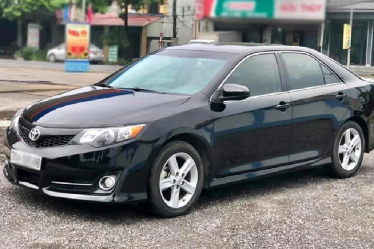 Theo thông tin rao bán, chiếc Toyota Camry SE đời 2012, thuộc thế hệ Camry thứ 7, nhập Mỹ, lăn bánh được 54.000 miles (khoảng 86.000km). Xe đang được chào bán với giá “thách cưới” 950 triệu đồng. Trong tầm giá này, người mua hoàn toàn có thể “đập hộp” một chiếc Mazda6 phiên bản 2.0L Premium đang có giá 949 triệu đồng.