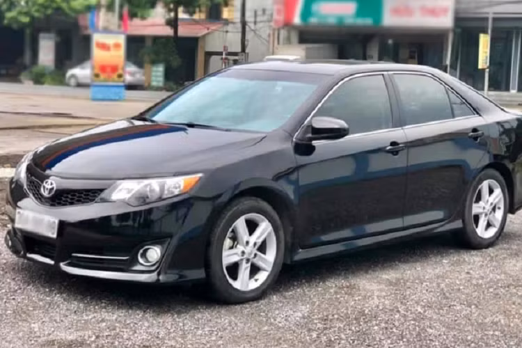 Theo thông tin rao bán, chiếc Toyota Camry SE đời 2012, thuộc thế hệ Camry thứ 7, nhập Mỹ, lăn bánh được 54.000 miles (khoảng 86.000km). Xe đang được chào bán với giá “thách cưới” 950 triệu đồng. Trong tầm giá này, người mua hoàn toàn có thể “đập hộp” một chiếc Mazda6 phiên bản 2.0L Premium đang có giá 949 triệu đồng.