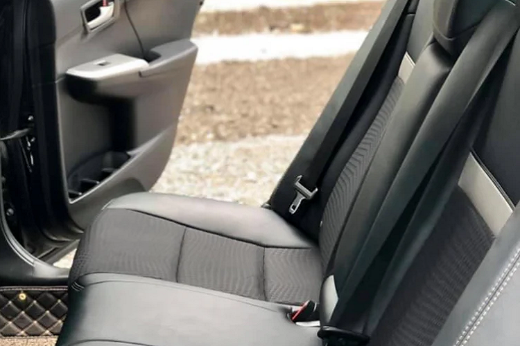 Nội thất Camry SE được trang bị màn hình giải trí 6,1 inch tích hợp camera lùi, đi kèm với và 6 loa. Ghế ngồi bọc da pha vải Ultrasuede với đường chỉ khâu nổi bật. Vô lăng bọc Da, tích hợp lẫy chuyển số, nút điều khiển âm thanh và Bluetooth.