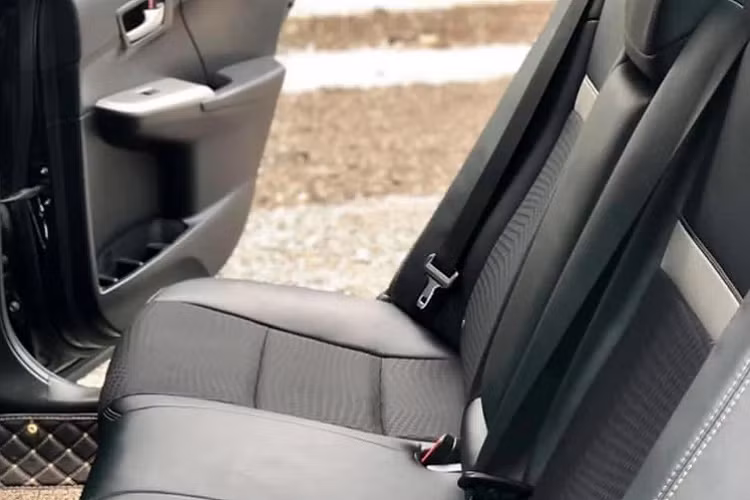 Nội thất Camry SE được trang bị màn hình giải trí 6,1 inch tích hợp camera lùi, đi kèm với và 6 loa. Ghế ngồi bọc da pha vải Ultrasuede với đường chỉ khâu nổi bật. Vô lăng bọc Da, tích hợp lẫy chuyển số, nút điều khiển âm thanh và Bluetooth.