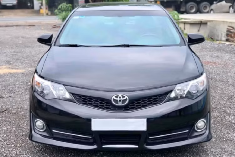 Tại Việt Nam, từ trước đến nay xe Toyota Camry nhập Mỹ luôn có một sức hấp dẫn riêng đối với một nhóm nhỏ khách hàng. Ở phiên bản Camry SE, xe mang thiết kế thể thao. Ngoại thất phiên bản SE đời này nổi bật với cản trước thiết kế ba hốc hút gió tách.