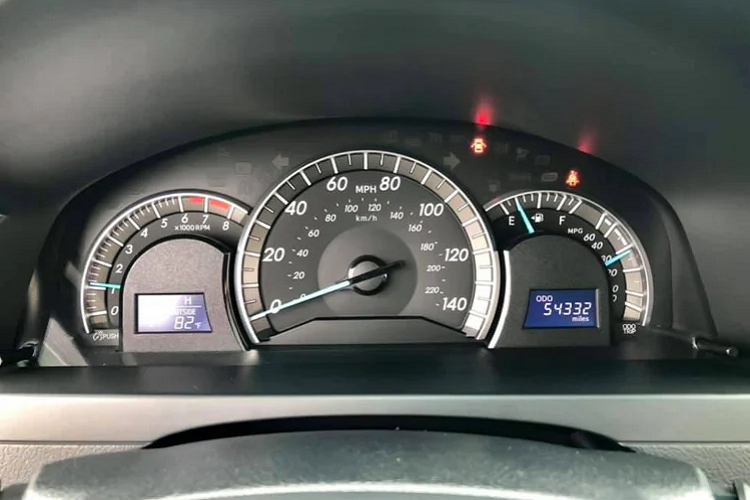 Chiếc Toyota Camry SE trong bài viết sử dụng động cơ 4cyl dung tích 2.5L, hút thẳng hàng khí tự nhiên. cho công suất tối đa 178 mã lực ở vòng tua 6.000 vòng/phút. Sức mạnh được truyền xuống cầu trước (FWD) thông qua hộp số tự động 6 cấp. Động cơ 2.5L là cấu hình động cơ phổ biến của Camry SE đời này tại Việt Nam, vì dung tích nhỏ ít “gánh” thuế hơn động cơ V6 3.5L cho công suất 268 mã lực.