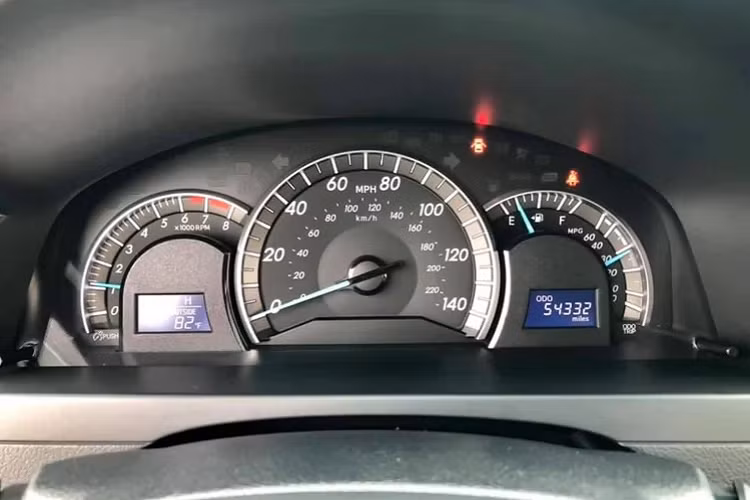 Chiếc Toyota Camry SE trong bài viết sử dụng động cơ 4cyl dung tích 2.5L, hút thẳng hàng khí tự nhiên. cho công suất tối đa 178 mã lực ở vòng tua 6.000 vòng/phút. Sức mạnh được truyền xuống cầu trước (FWD) thông qua hộp số tự động 6 cấp. Động cơ 2.5L là cấu hình động cơ phổ biến của Camry SE đời này tại Việt Nam, vì dung tích nhỏ ít “gánh” thuế hơn động cơ V6 3.5L cho công suất 268 mã lực.