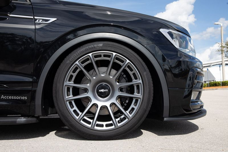 Tiguan SE R-Line Black RiNo Concept được trang bị một giá để xe đạp ở phía sau, trong cốp xe có phụ kiện và móc để treo ổ khóa xe đạp cũng như mũ bảo hiểm, cùng một máy nén khí để bơm lốp xe đạp và một đèn LED hỗ trợ việc sửa chữa khi cần. Mặt khác, núm chuyển số và khởi động của Tiguan đã được thay thế bằng núm điều chỉnh của Black Forest Industries.