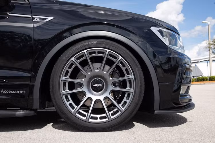 Tiguan SE R-Line Black RiNo Concept được trang bị một giá để xe đạp ở phía sau, trong cốp xe có phụ kiện và móc để treo ổ khóa xe đạp cũng như mũ bảo hiểm, cùng một máy nén khí để bơm lốp xe đạp và một đèn LED hỗ trợ việc sửa chữa khi cần. Mặt khác, núm chuyển số và khởi động của Tiguan đã được thay thế bằng núm điều chỉnh của Black Forest Industries.