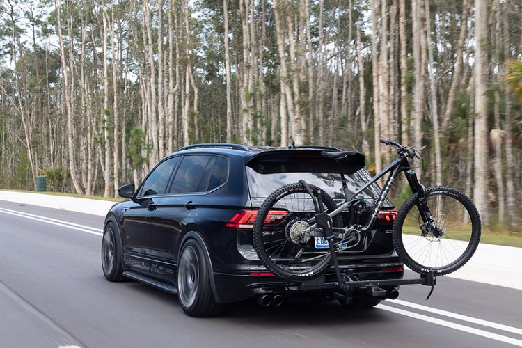 Chưa hết, hệ thống ống xả của xe được nâng cấp lên loại ống thép không gỉ Borla, có các đầu ống xả sơn đen. Cánh gió đuôi của Tiguan SE R-Line Black RiNo Concept cũng được mở rộng để tăng tính khí động học và giúp tổng thể xe trông thể thao hơn. Có thể thấy Jamie Orr đã làm nổi bật hơn nhũng đường nét mạnh mẽ và thiết kế khỏe khoắn của Volkswagen Tiguan thế hệ mới, chứng minh rằng Tiguan là một chiếc xe tuyệt vời dù ở đô thị hay vùng núi.