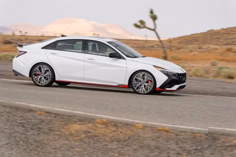 Dù Elantra N đã tiết lộ những thông tin quan trọng nhất, nhưng Hyundai vẫn chưa công bố giá bán của nó. Tuy nhiên, hãng xe Hàn sẽ đem Hyundai Elantra N 2022 thể thao đến trưng bày tại triển lãm New York Auto Show vào 19/8 tới đây để thỏa lòng các người hâm mộ.