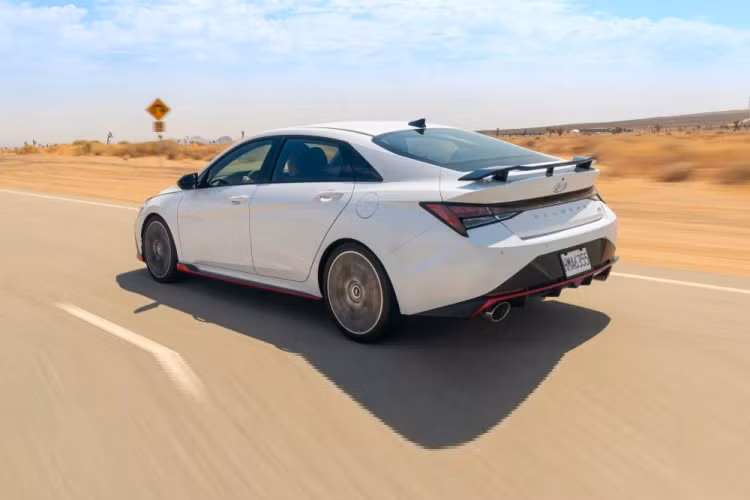 Ngoại thất xe với nhiều chi tiết cứng cáp như lưới tản nhiệt đen bóng, cản thể thao, cánh gió đuôi lớn... Ngoài ra, một cánh lướt gió nhỏ gắn trên nắp cốp tương xứng với dải đèn LED nối liền đèn hậu ở phía sau là một điểm nhấn. Nội thất Hyundai Elantra N đậm chất thể thao.