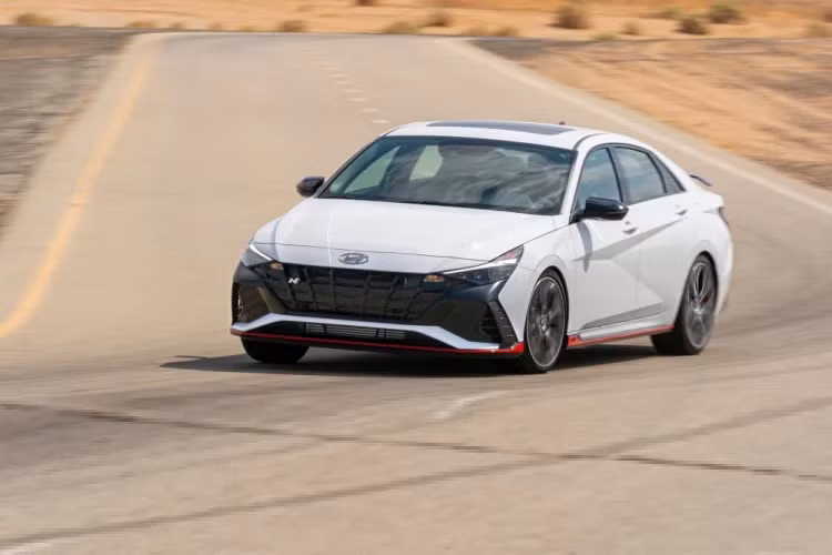 Ngoài các ghế kiểu xe đua bọc da, khu vực đồng hồ và trung tâm giải trí đều được tối ưu hóa cho việc trải nghiệm tốc độ. Màn hình thông tin giải trí nay cung cấp thông tin về dầu động cơ và nhiệt độ nước làm mát.