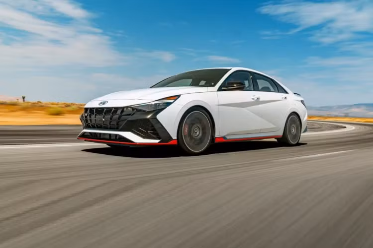 Sau khi giới thiệu chi tiết mẫu xe thể thao hồi tháng 8/2021, hãng xe Hàn cuối cùng cũng công bố giá và chính thức mở bán Hyundai Elantra N 2022 mới. Mẫu xe thể thao Hàn Quốc dự kiến giao đến tay khách hàng từ mùa đông năm nay.