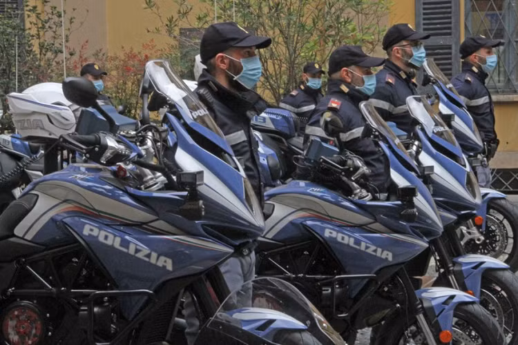 Được biết, đội xe môtô MV Agusta Turismo Veloce của cảnh sát Milan là xe thuộc diện tài trợ, được phát triển từ mẫu Turismo Veloce Lusso SCS cao cấp. Ngoài mang đến cho lực lượng cảnh sát hiệu năng vận hành vượt trội và mạnh mẽ, chiếc Turismo Veloce của MV Agusta nâng cấp ngoại hình và bổ sung các trang bị cần thiết.