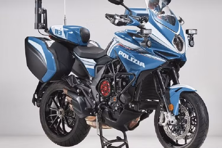 Theo đó, MV Agusta Turismo Veloce bản đặc biệt dành cho lực lượng cảnh sát sở hữu bộ cánh màu xanh trắng truyền thống, cùng với đó là quốc kỳ nước Ý. Thêm vào đó, đội xe Turismo Veloce còn được trang bị hai thùng chứa đồ sau có tem và màu ăn nhập với tổng thể xe. Đương nhiên, xe dành cho cảnh sát sẽ không thể thiếu các phụ kiện như đèn báo, còi hụ, khung chống đổ và bộ thu sóng đàm.