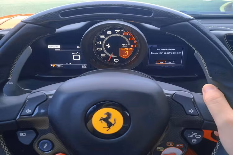 Cũng có chung số phận với tay chơi xe trên, vợ chồng đại gia mỹ phẩm ở Sài thành cũng đau lòng không kém vì siêu ngựa Ferrari 488 GTB tiền tỷ màu đỏ của mình đã bị hư bình, đóng bụi dày đặc sau 3 tháng "trùm mền" dưới hầm đỗ xe của khu đô thị. Chiếc siêu xe Ferrari 488 GTB mới được chủ nhân mang ra đường sau 3 tháng làm bạn với bụi khiến bình ắc-quy của xe bị hỏng