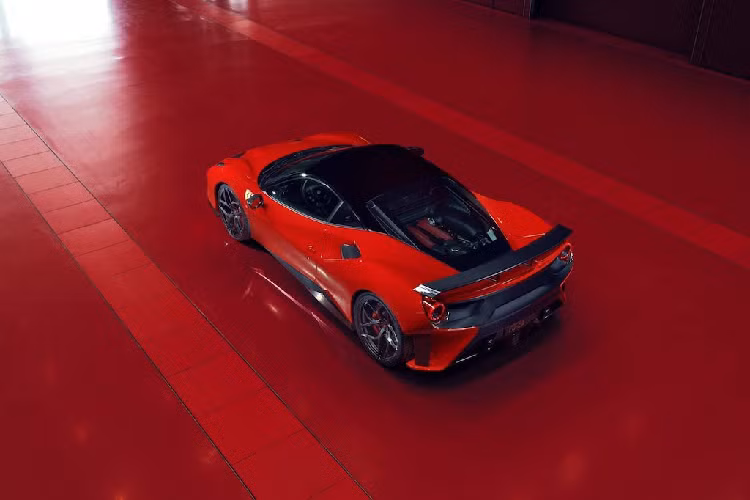 Ngoài ra, so với lúc mới mua, chiếc xe Ferrari 488 GTB này còn được trang bị bộ body kit carbon rất đẹp mắt. Siêu xe Ferrari 488 GTB được trang bị động cơ V8, tăng áp kép, dung tích 3.9 lít của xe, "trái tim" này sản sinh ra công suất tối đa 661 mã lực tại vòng tua 8.000 vòng/phút và mô-men xoắn cực đại đạt 760 Nm tại vòng tua 3.000 vòng/phút.