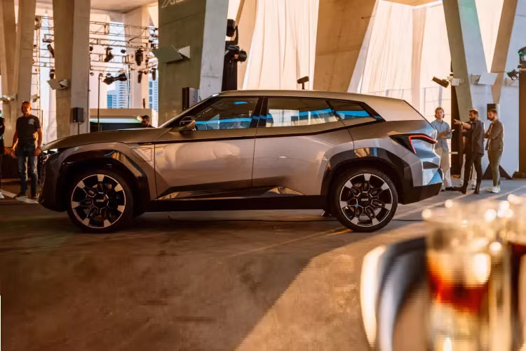 Nếu được tô vẽ kỹ hơn về mặt nội thất, BMW XM có thể sẽ là đối thủ nặng ký của Bentley Bentayga trong tương lai.