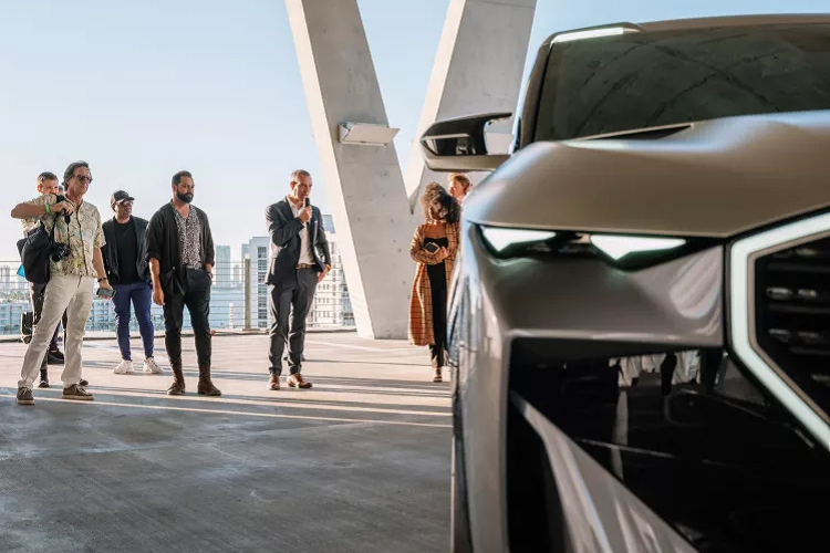 BMW không công bố chi tiết về hệ thống truyền động, nhưng Carscoop cho biết XM sẽ trang bị động cơ xăng V8 và một mô-tơ điện, cho tổng công suất 750 mã lực và momen xoắn 999 Nm. Xuất hiện tại Art Basel, BMW XM cũng được xem như một tác phẩm nghệ thuật của BMW, một lời tuyên ngôn về cuộc cách mạng trong thiết kế mới của hãng xe này.