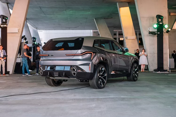 Khoang lái gồm nhiều chi tiết như ghế ngồi, vô lăng, bảng táp-lô, tấm ốp cửa,... được bọc da nâu cổ điển với các điểm nhấn bằng sợi carbon và kim loại sáng bóng. Xe có thiết lập màn hình kép kéo dài ở bảng táp-lô, là sự kết hợp giữa màn hình công cụ kỹ thuật số và màn hình thông tin giải trí chạy trên hệ điều hành iDrive 8.