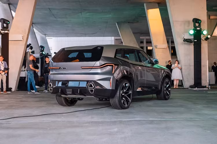 Khoang lái gồm nhiều chi tiết như ghế ngồi, vô lăng, bảng táp-lô, tấm ốp cửa,... được bọc da nâu cổ điển với các điểm nhấn bằng sợi carbon và kim loại sáng bóng. Xe có thiết lập màn hình kép kéo dài ở bảng táp-lô, là sự kết hợp giữa màn hình công cụ kỹ thuật số và màn hình thông tin giải trí chạy trên hệ điều hành iDrive 8.