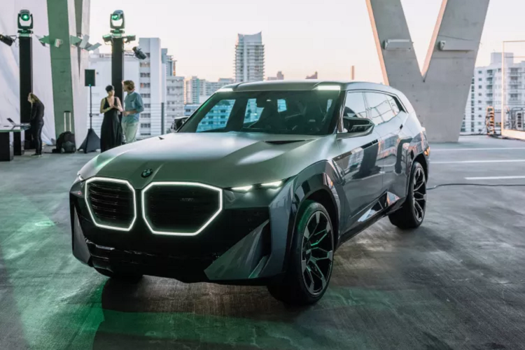 Về tên gọi, mẫu SUV BMW XM 2022 là mẫu xe thứ 2 có tên gọi M độc lập mà không phải biến thể của bất kỳ mẫu xe nào. Chiếc đầu tiên là siêu xe plug-in hybrid M1 từng được chế tạo bởi phân nhánh BMW M. Nếu sản xuất thực tế, XM nghiễm nhiên trở thành mẫu xe plug-in hybrid mạnh mẽ nhất từng được BMW sản xuất.