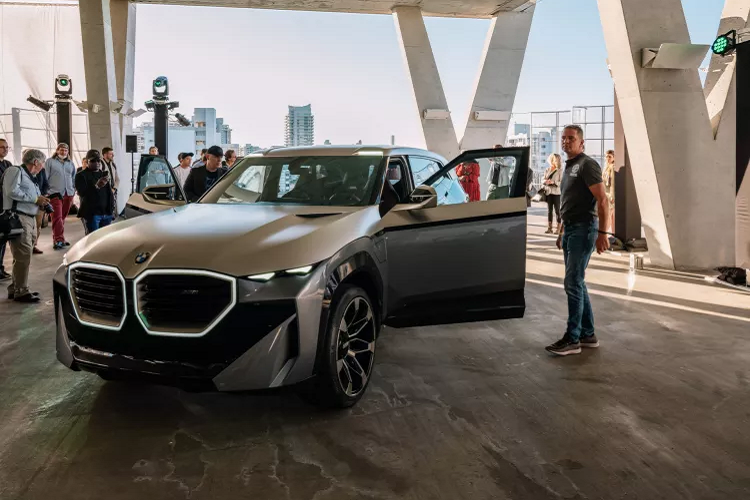 Phiên bản sản xuất của của xe dự kiến ra mắt vào năm 2022, giá xe BMW XM 2022 được dự đoán là không dưới 150.000 USD (khoảng 3,4 tỷ đồng).