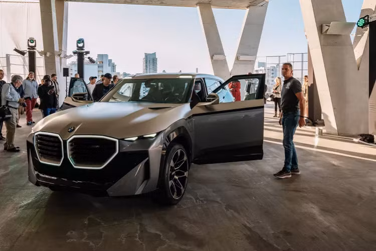 Phiên bản sản xuất của của xe dự kiến ra mắt vào năm 2022, giá xe BMW XM 2022 được dự đoán là không dưới 150.000 USD (khoảng 3,4 tỷ đồng).