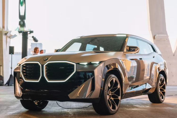 Hàng ghế sau mang đến một cái nhìn khác biệt hoàn toàn so với hàng ghế đầu với phong cách thương gia. Băng ghế sau bọc da đen và nhung xanh lam. Trần xe có cấu trúc mặt cắt kim cương độc đáo.