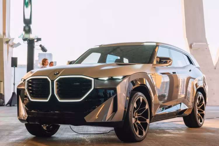 Hàng ghế sau mang đến một cái nhìn khác biệt hoàn toàn so với hàng ghế đầu với phong cách thương gia. Băng ghế sau bọc da đen và nhung xanh lam. Trần xe có cấu trúc mặt cắt kim cương độc đáo.