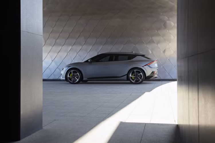 Các tính năng cũng được cập nhật bao gồm Hỗ trợ đỗ xe thông minh từ xa, Hỗ trợ tránh va chạm, Màn hình quan sát điểm mù, Hỗ trợ lái xe trên đường cao tốc cấp độ 2, Hỗ trợ tránh va chạm phía trước và màn hình hiển thị kính lái thực tế tăng cường.