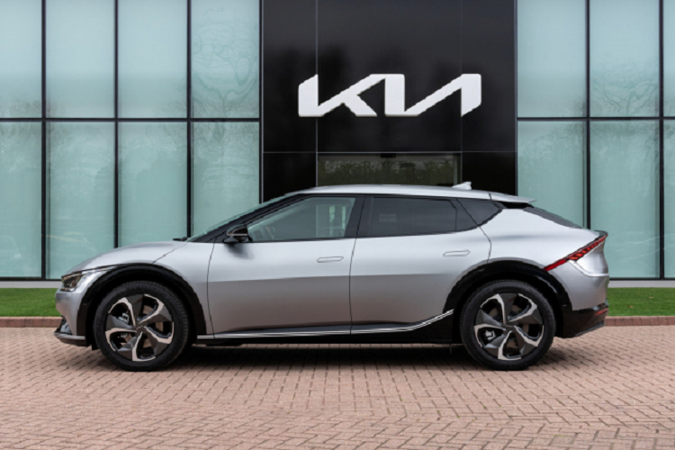 Nhà sản xuất Hàn Quốc hiện cũng đã xác nhận giá bán cho các phiên bản của Kia EV6 tại thị trường Anh. Giá xe Kia EV6 2022 phiên bản tiêu chuẩn sẽ có mức từ 40.895 bảng Anh (khoảng 1,3 tỷ đồng). Kia EV6 tiêu chuẩn trang bị gói pin 77,4 kWh và một động cơ điện duy nhất sản sinh 226 mã lực. Sức mạnh được truyền xuống bánh sau.