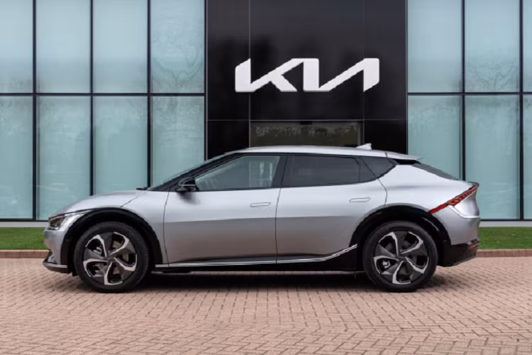 Nhà sản xuất Hàn Quốc hiện cũng đã xác nhận giá bán cho các phiên bản của Kia EV6 tại thị trường Anh. Giá xe Kia EV6 2022 phiên bản tiêu chuẩn sẽ có mức từ 40.895 bảng Anh (khoảng 1,3 tỷ đồng). Kia EV6 tiêu chuẩn trang bị gói pin 77,4 kWh và một động cơ điện duy nhất sản sinh 226 mã lực. Sức mạnh được truyền xuống bánh sau.