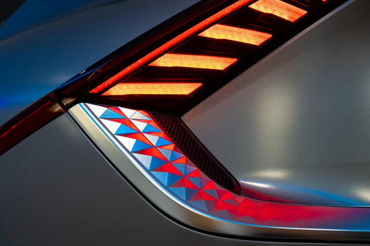 Phiên bản Kia EV6 GT-Line cao cấp hơn có giá từ 43.895 bảng Anh (tương đương 1,4 tỷ đồng) đi kèm hệ dẫn động cầu sau và 47.395 bảng Anh (khoảng 1,51 tỷ đồng) cho cấu hình dẫn động 4 bánh. Phiên bản EV6 GT-Line dẫn động 4 bánh sẽ trang bị thêm một động cơ điện nằm ở cầu trước hoạt động với hệ truyền động tương tự bản tiêu chuẩn. Tổng công suất đạt mức 321 mã lực.