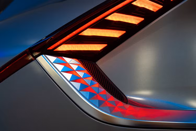 Phiên bản Kia EV6 GT-Line cao cấp hơn có giá từ 43.895 bảng Anh (tương đương 1,4 tỷ đồng) đi kèm hệ dẫn động cầu sau và 47.395 bảng Anh (khoảng 1,51 tỷ đồng) cho cấu hình dẫn động 4 bánh. Phiên bản EV6 GT-Line dẫn động 4 bánh sẽ trang bị thêm một động cơ điện nằm ở cầu trước hoạt động với hệ truyền động tương tự bản tiêu chuẩn. Tổng công suất đạt mức 321 mã lực.