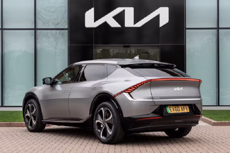 Kia dự kiến giới thiệu thêm phiên bản GT hàng đầu vào nửa cuối năm 2022. Công suất xe hứa hẹn không dưới 577 mã lực và có thể đạt tốc độ 100 km / h trong 3,5 giây. Giá của biến thể này vẫn chưa được công bố.