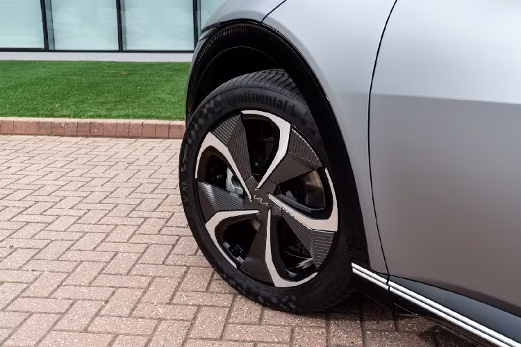 Các tính năng nổi bật bao gồm: cảm biến đỗ xe phía trước, cảnh báo va chạm điểm mù, sạc không dây và bộ sạc theo xe.