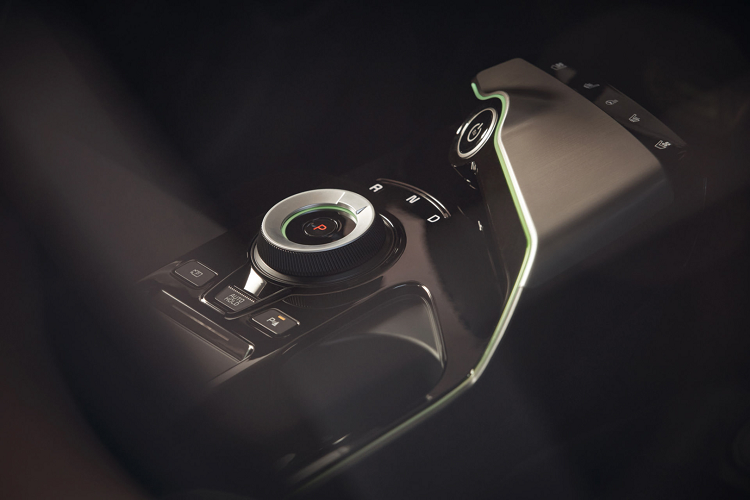 Phiên bản GT-Line S bổ sung các trang bị như la-zăng 20 inch, ghế trước thông gió và sưởi, ghế sau có sưởi, cửa cốp chỉnh điện, cửa sổ trời toàn cảnh, hệ thống âm thanh Meridian 14 loa.