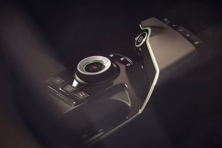 Phiên bản GT-Line S bổ sung các trang bị như la-zăng 20 inch, ghế trước thông gió và sưởi, ghế sau có sưởi, cửa cốp chỉnh điện, cửa sổ trời toàn cảnh, hệ thống âm thanh Meridian 14 loa.